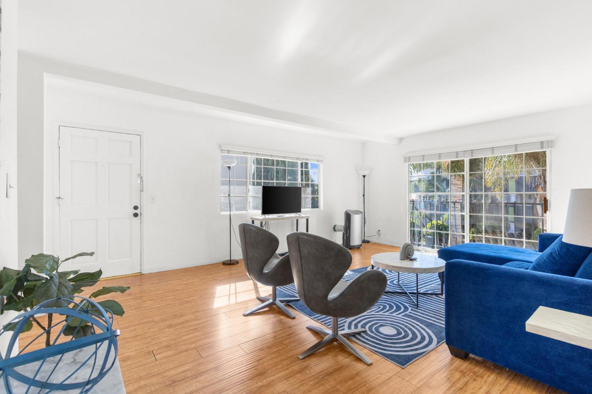 Modern Furnished 2 Bedroom In West La